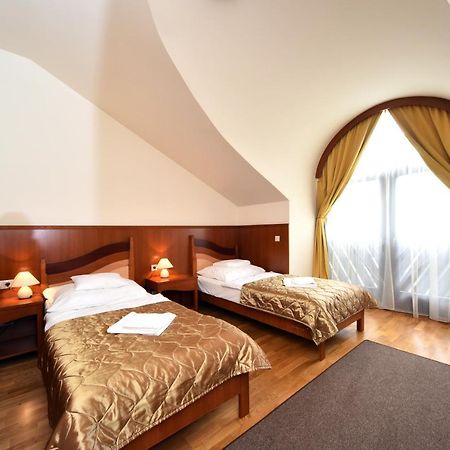 Hotel Kumania Kisujszallas Extérieur photo