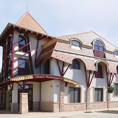 Hotel Kumania Kisujszallas Extérieur photo