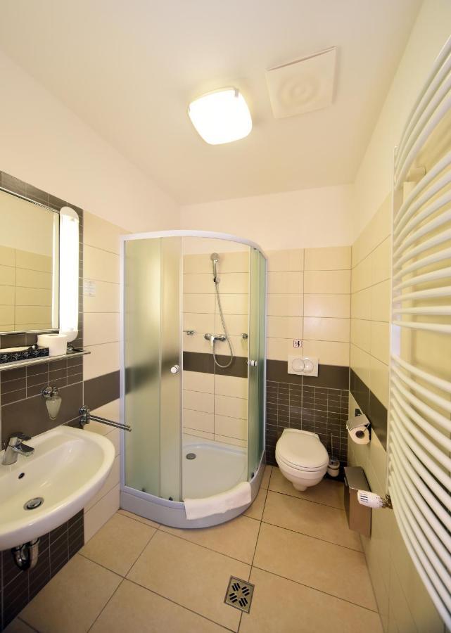 Hotel Kumania Kisujszallas Extérieur photo