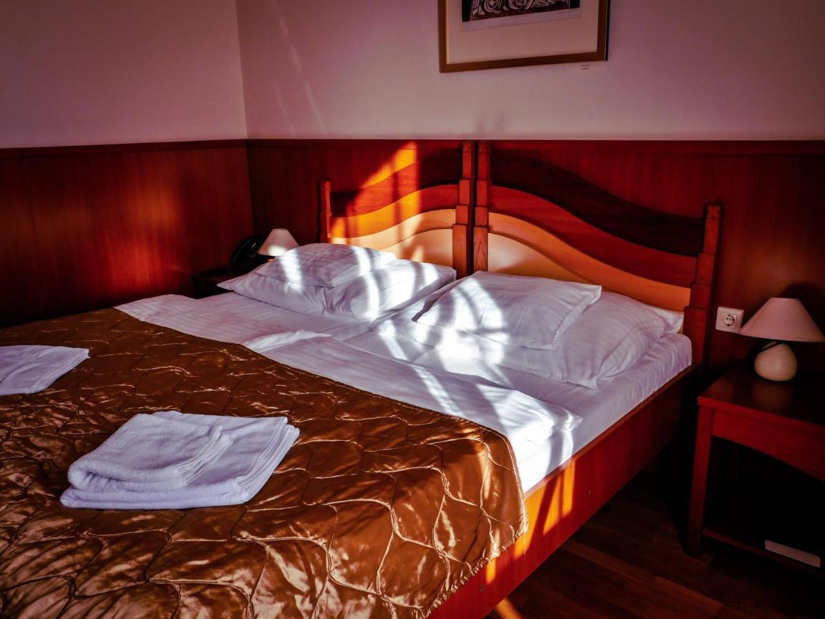 Hotel Kumania Kisujszallas Extérieur photo