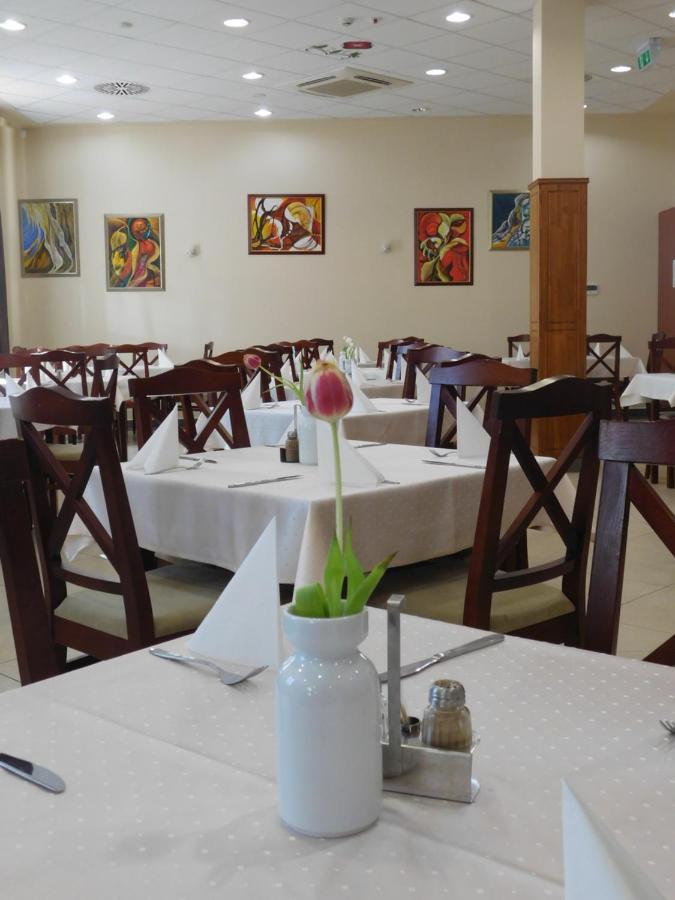 Hotel Kumania Kisujszallas Extérieur photo