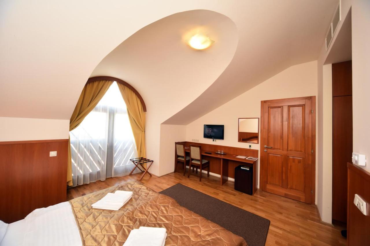 Hotel Kumania Kisujszallas Extérieur photo