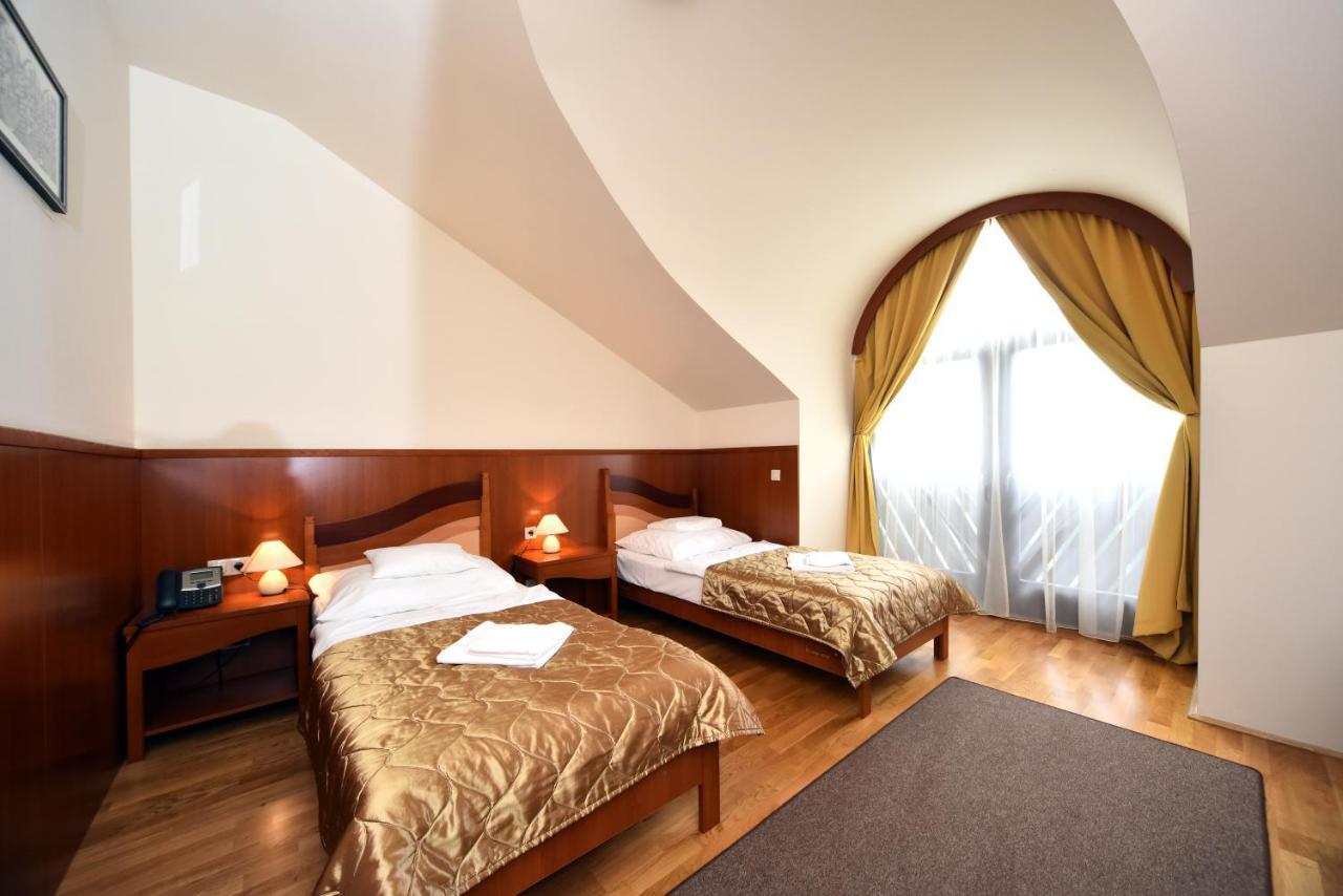 Hotel Kumania Kisujszallas Extérieur photo