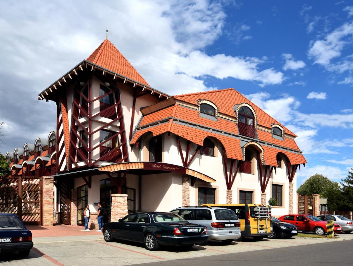 Hotel Kumania Kisujszallas Extérieur photo