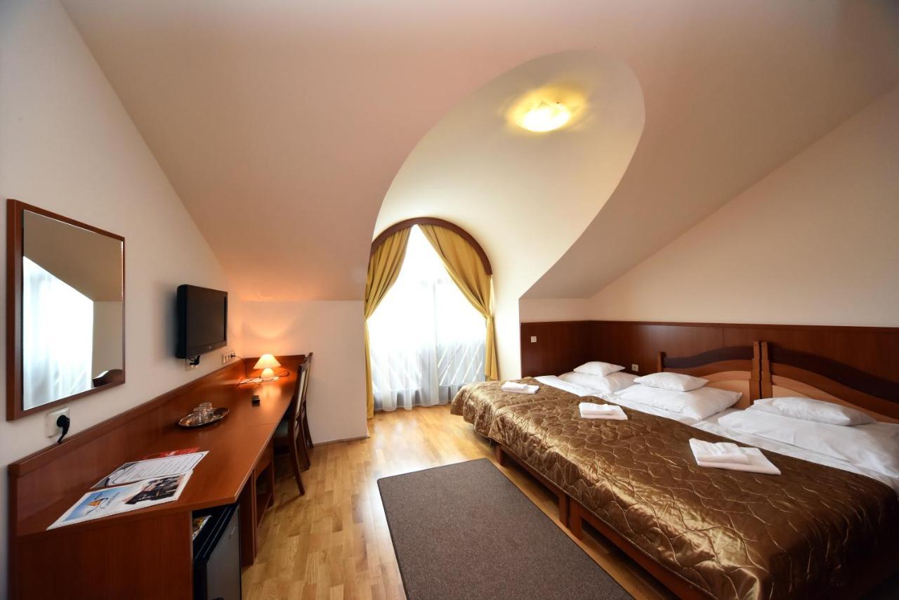 Hotel Kumania Kisujszallas Extérieur photo