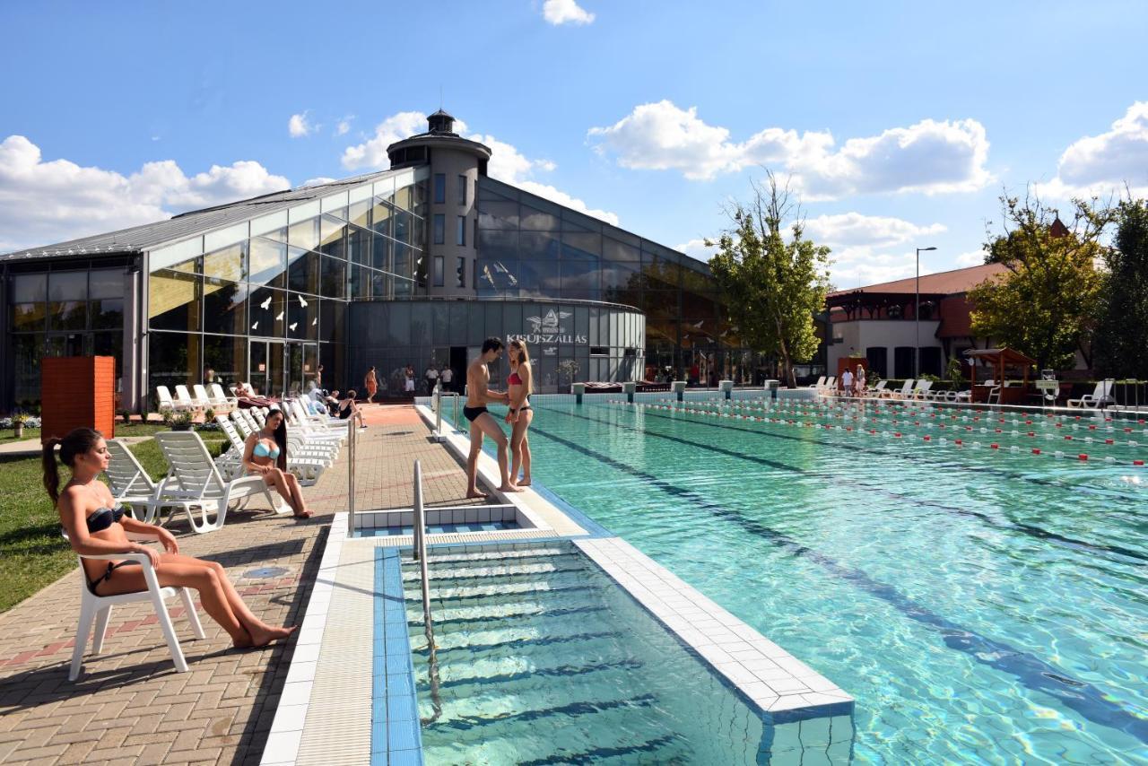 Hotel Kumania Kisujszallas Extérieur photo