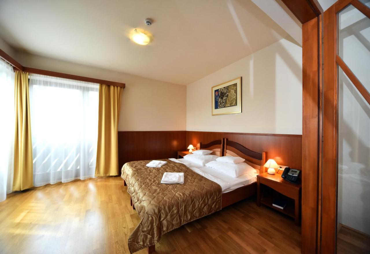 Hotel Kumania Kisujszallas Extérieur photo